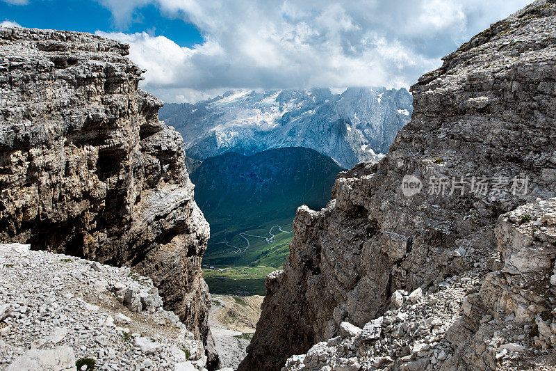 Trentino上阿迪杰，意大利:Dolomites - Pordoi山口，徒步到Piz Boè， Sella集团